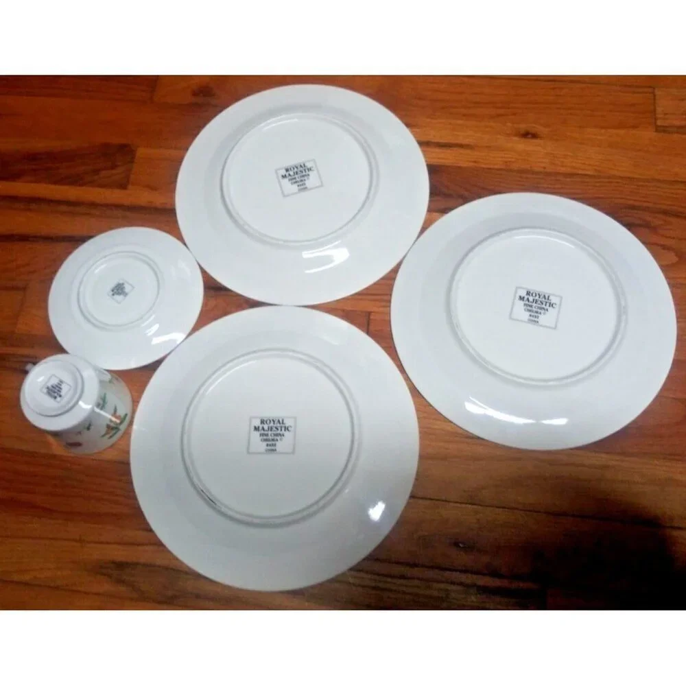 ROYAL MAJESTIC CHELSEA FINE CHINA 3 Dinner plates 1 cup 1 saucer 8432 Beautiful